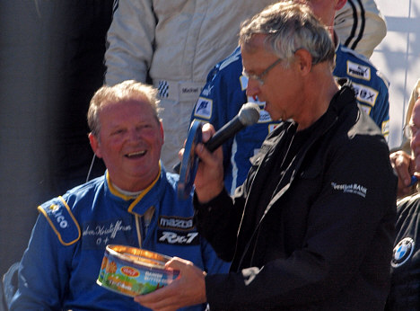 Preben Kristoffersen har bl.a. været sponsoreret af Willy F Kager i Horsens. Østjyden fik derfor en speciel gave med småkager fra den mangeårige tidtagerchef i dansk motorsport: Torben Lund som tak for mange besøg til den søde tand i dommertårnet.